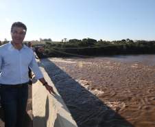 Richa inaugura ponte sobre Rio das Cinzas, entre Bandeirantes e Itambaracá