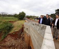 Governador entrega reconstrução de ponte e estrada destruídas por chuvas