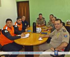 Visita de agentes da Defesa Civil de Pinhais ao quartel do comando do 6º Grupamento de Bombeiros.