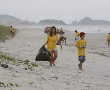 Operaçao verao, Corpo de Bombeiros, Iap, ONG (voluntarios), Policia Ambiental e Marinha fazem mutirao para recolhimento de lixo na praia e mar. 14-12-13. Foto: Hedeson Alves