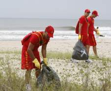 Operaçao verao, Corpo de Bombeiros, Iap, ONG (voluntarios), Policia Ambiental e Marinha fazem mutirao para recolhimento de lixo na praia e mar. 14-12-13. Foto: Hedeson Alves