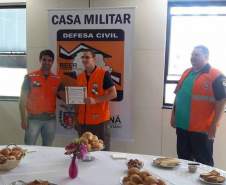 A Coordenadoria Estadual de Proteção e Defesa Civil do Paraná realizou no dia 19 a entrega de Certificado de Operação aos radioamadores que participaram da Operação Dengue sem Asas, em Paranaguá, ocorrida nos dias 12 e 13 do mês de fevereiro