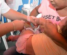 Cerca de 2,9 milhões de paranaenses já podem se vacinar contra a gripe na rede pública de saúde. As doses estão disponíveis desde esta segunda-feira (25) em mais de 2.200 unidades de saúde. No Paraná, o início da campanha foi antecipado em cinco dias por conta do recente aumento no número de casos da doença. 