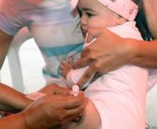 Cerca de 2,9 milhões de paranaenses já podem se vacinar contra a gripe na rede pública de saúde. As doses estão disponíveis desde esta segunda-feira (25) em mais de 2.200 unidades de saúde. No Paraná, o início da campanha foi antecipado em cinco dias por conta do recente aumento no número de casos da doença. 