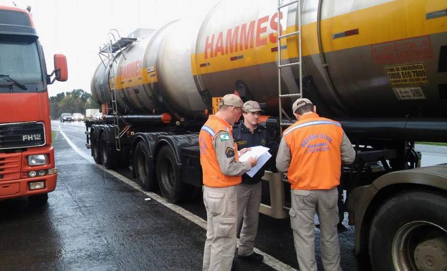 2ª CORPDEC Realiza Fiscalização ao Transporte Rodoviário de Produtos Perigosos 2ª CORPDEC Realiza Fiscalização ao Transporte Rodoviário de Produtos Perigosos