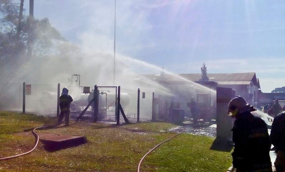 6ª CORPDEC realiza Simulado do Plano de Auxílio Mútuo em São José dos Pinhais. O Plano de Auxílio Mútuo (PAM), em ação conjunta com os Órgãos de Proteção e Defesa Civil Estadual - 6º Coordenadoria Regional de Proteção e Defesa Civil e Coordenadoria Municipal de Proteção e Defesa Civil de São José do Pinhais, organizou na última sexta-feira, 09 de junho, às 10h00 o Simulado de AMUVI (Acidente com Múltiplas Vítimas) nas dependências internas e adjacências da Empresa MVC Soluções em Plásticos, no Bairro Conjunto Apolo, São José dos Pinhais.