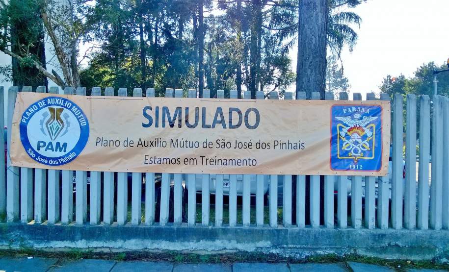 6ª CORPDEC realiza Simulado do Plano de Auxílio Mútuo em São José dos Pinhais. O Plano de Auxílio Mútuo (PAM), em ação conjunta com os Órgãos de Proteção e Defesa Civil Estadual - 6º Coordenadoria Regional de Proteção e Defesa Civil e Coordenadoria Municipal de Proteção e Defesa Civil de São José do Pinhais, organizou na última sexta-feira, 09 de junho, às 10h00 o Simulado de AMUVI (Acidente com Múltiplas Vítimas) nas dependências internas e adjacências da Empresa MVC Soluções em Plásticos, no Bairro Conjunto Apolo, São José dos Pinhais.