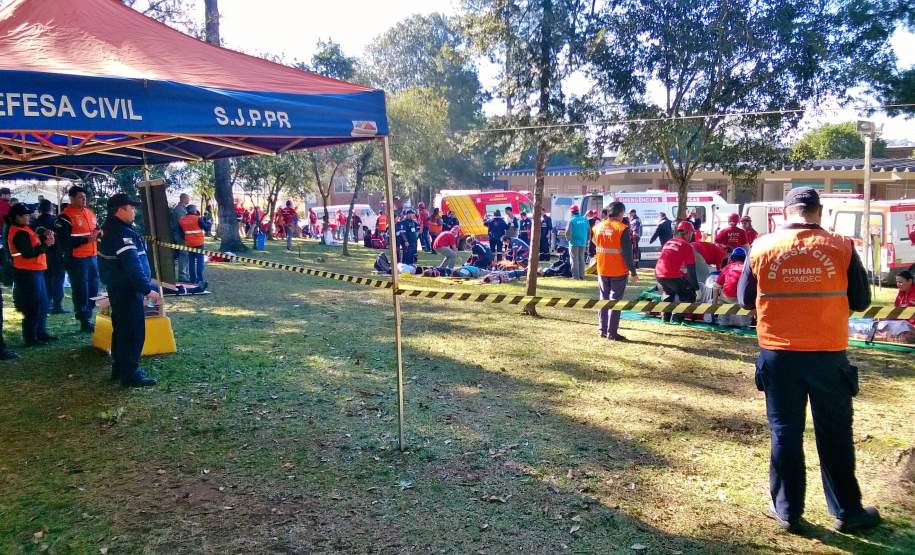 6ª CORPDEC realiza Simulado do Plano de Auxílio Mútuo em São José dos Pinhais. O Plano de Auxílio Mútuo (PAM), em ação conjunta com os Órgãos de Proteção e Defesa Civil Estadual - 6º Coordenadoria Regional de Proteção e Defesa Civil e Coordenadoria Municipal de Proteção e Defesa Civil de São José do Pinhais, organizou na última sexta-feira, 09 de junho, às 10h00 o Simulado de AMUVI (Acidente com Múltiplas Vítimas) nas dependências internas e adjacências da Empresa MVC Soluções em Plásticos, no Bairro Conjunto Apolo, São José dos Pinhais.