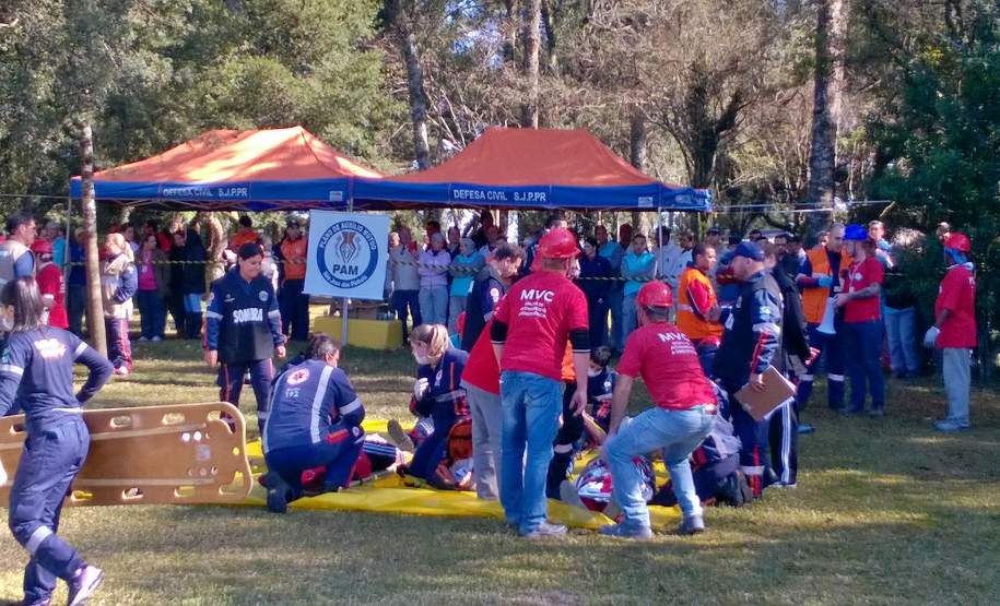 6ª CORPDEC realiza Simulado do Plano de Auxílio Mútuo em São José dos Pinhais. O Plano de Auxílio Mútuo (PAM), em ação conjunta com os Órgãos de Proteção e Defesa Civil Estadual - 6º Coordenadoria Regional de Proteção e Defesa Civil e Coordenadoria Municipal de Proteção e Defesa Civil de São José do Pinhais, organizou na última sexta-feira, 09 de junho, às 10h00 o Simulado de AMUVI (Acidente com Múltiplas Vítimas) nas dependências internas e adjacências da Empresa MVC Soluções em Plásticos, no Bairro Conjunto Apolo, São José dos Pinhais.