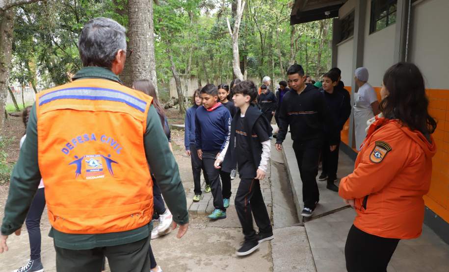 Estado capacita 5,8 mil servidores da educação para atuar como brigadistas
