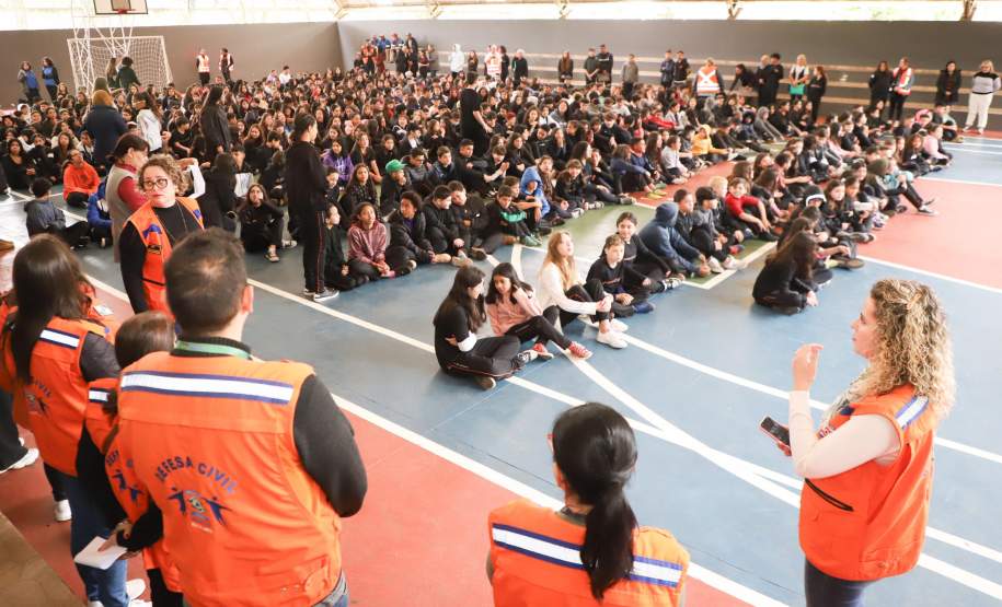 Estado capacita 5,8 mil servidores da educação para atuar como brigadistas