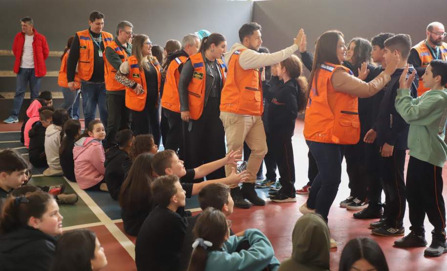 Estado capacita 5,8 mil servidores da educação para atuar como brigadistas